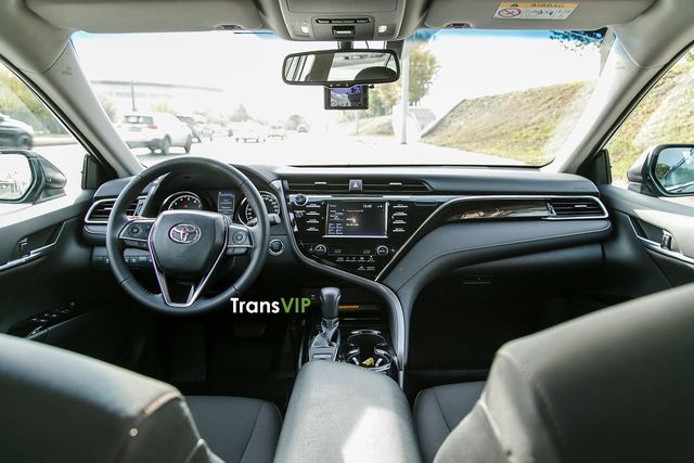 Прокат белого Toyota Camry с водителем