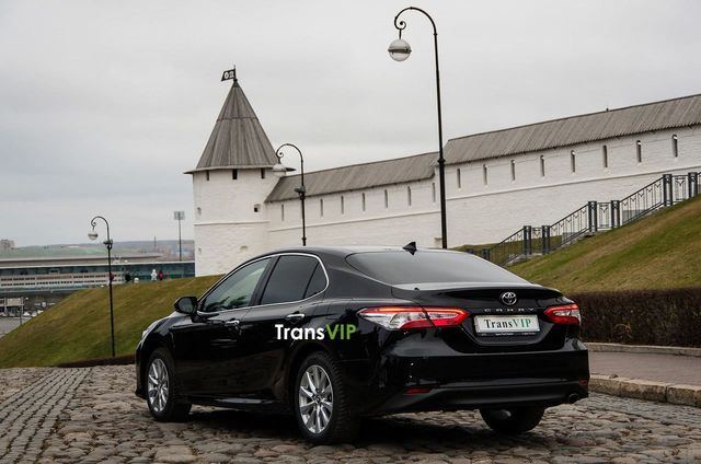 Чёрный Toyota Camry с водителем в Казани