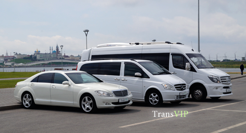 Фотография белых машин для свадьбы от TransVIP